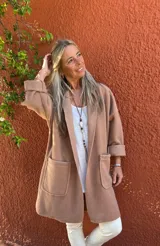 Tapado desestructurado de lana y viscosa, de corte oversize y diseño liviano. Presenta solapas clásicas, mangas largas con puños vueltos y dos bolsillos frontales de parche.