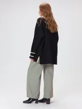 Sweater de cuello redondo con diseño de tejido en relieve de rombos, manga larga y calce holgado. Presenta logo bordado en el pecho y aberturas laterales en el ruedo.