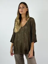 Top marrón de tejido de punto calado, con escote en V y mangas 3/4.