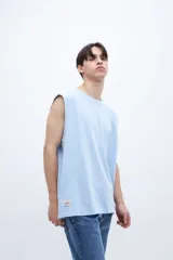 Musculosa gris oscuro de algodón con cuello redondo y sisas amplias.