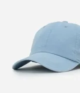 Gorro tipo gorra de béisbol color rosado, con visera curva y diseño liso.