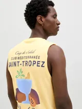 Musculosa oversize de algodón con cuello redondo y calce relajado. Presenta un diseño estampado en la espalda con motivos veraniegos y tipografía alusiva a Saint-Tropez.