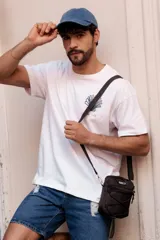 Gorro de béisbol color lila con visera curva y diseño liso.