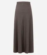 Falda midi de corte evasé con estampado de cuadros pequeños en tonos marrones. Presenta una cintura lisa de sastrería y un diseño estructurado que aporta fluidez al movimiento.