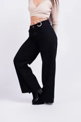 Pantalón negro de jean, corte wide leg.