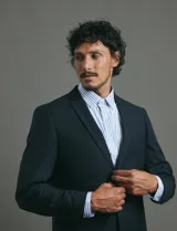 Saco sport de corte clásico, color negro, con cuello de solapa, cierre frontal de dos botones y bolsillos de ribete.