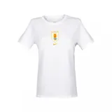 Remera blanca de algodón con cuello redondo y manga corta. Presenta un escudo estilizado de la Asociación Uruguaya de Fútbol (AUF) con cuatro estrellas doradas arriba y el logo de Nike en color dorado.