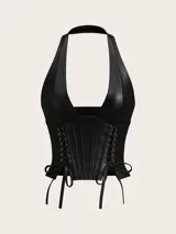 Top tipo corset de cuero sintético negro, con diseño halter, escote profundo y cordones laterales ajustables.