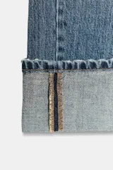 Jeans rectos de tiro medio en denim negro con efecto lavado. Presenta diseño de cinco bolsillos, trabillas para cinto y bajo con vuelta marcada. Cierre frontal con botones metálicos ocultos.
