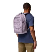 Mochila Columbia Buxton de 26 litros, color violeta, con dos compartimentos principales, funda interna para portátil de hasta 15 pulgadas, bolsillo frontal con cierre, bolsillos laterales para botellas y detalles funcionales como llavero y forro polar protector.