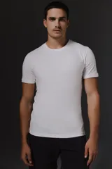 Pack de dos remeras de manga corta en jersey de algodón, una blanca y una gris melange, con cuello redondo y calce clásico.