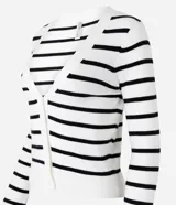 Cardigan corto de punto con diseño a rayas horizontales en blanco y negro. Presenta cuello en V, cierre frontal con botones y mangas largas.