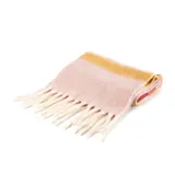 Bufanda rectangular de acrílico con diseño color block en tonos rosa y amarillo, con flecos en los extremos.