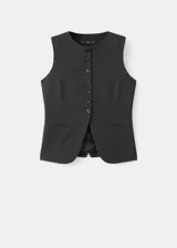 Chaleco de estilo sastre en color negro, con cuello redondo, cierre frontal de botones y diseño recto sin mangas.