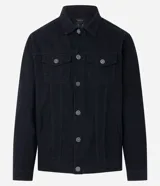 Campera de sarga negra, modelo trucker, con cuello camisero, recortes, dos bolsillos delanteros con solapa y abotonado total.