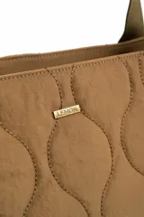 Bolso tipo tote bag color marrón con diseño capitonado de ondas, asas largas y placa metálica con el logo de la marca.