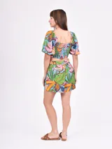 Blusa corta negra con escote cuadrado, mangas abullonadas 3/4 y cierre frontal con botones.