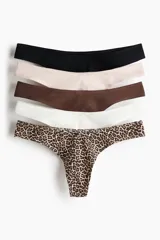 Pack de cinco bombachas tipo thong (colaless) de tiro bajo con cintura en V y refuerzo interior. Incluye colores sólidos negro, beige, marrón, blanco y un estampado de leopardo.