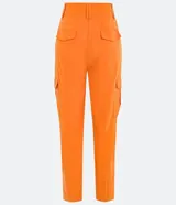 Pantalón cargo de viscosa color naranja, con cintura alta y cierre por enganche doble y botones. Cuenta con bolsillos delanteros, laterales y traseros, y pliegues delanteros.