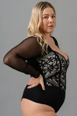 Body negro con mangas largas de microtul, escote corazón con puntilla y ballenas en el frente.