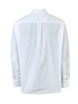 Camisa de manga larga para hombre, color blanco con patrón de cuadros pequeños en azul claro. Presenta cuello con botones (button-down) y un bolsillo de parche en el pecho.
