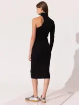 Vestido midi negro de algodón pima orgánico elastizado, con cuello alto, una manga larga fruncida y hombro descubierto.