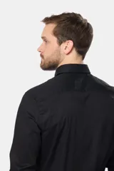 Camisa de vestir manga larga color negro, con cuello abotonado (button-down), bolsillo frontal con logo bordado a tono y cierre de botones.