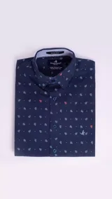Camisa de manga larga Brooksfield con corte slim, color azul marino y estampado de pequeñas hojas y puntos. Presenta cierre frontal con botones y logo bordado en el pecho.