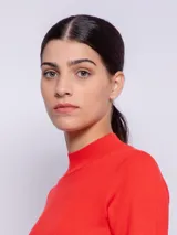 Polera negra de tejido de punto, manga larga y cuello alto.