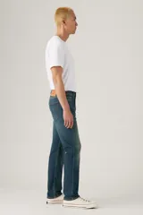 Pantalón de jean Levi's modelo 502 Regular Taper, de corte recto con ajuste cónico hacia el tobillo, en tono azul medio con efecto de lavado desgastado.