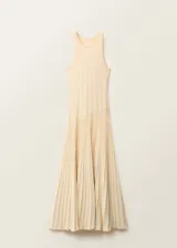 Vestido largo de punto fino color beige, con diseño evasé y plisado en la parte inferior. Presenta cuello halter y diseño sin mangas.