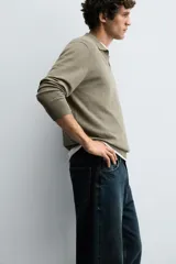 Polo de punto de corte regular fit, confeccionado en una mezcla de algodón. Presenta cuello solapa con abertura frontal, manga larga y acabados en rib en puños y bajo.