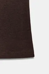 Top negro de manga sisa con cuello subido (mock neck).