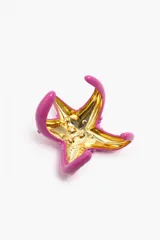 Pulsera rígida color fucsia con forma de estrella de mar y apliques de strass rosados.