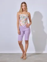 Bermuda de gabardina elastizada color lila, con pretina ancha elastizada, bolsillos simulados en la parte delantera y bolsillos aplicados en la parte trasera.