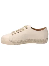 Sneaker de cuero vacuno color beige con textura granulada, cordones al tono y suela combinada con detalle de yute trenzado y puntera de goma.