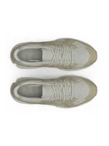 Championes unisex de estilo retro-futurista, confeccionados con una combinación de malla transpirable y revestimientos de gamuza en tonos beige. Presentan detalles esculpidos, refuerzo de TPU en el talón y una entresuela de EVA acolchada para mayor comodidad.