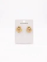 Par de caravanas doradas con forma circular y diseño texturizado.