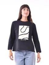 Remera negra de manga larga con estampado frontal de un rectángulo blanco con líneas curvas en negro, blanco y dorado. Debajo del estampado, tiene la frase "Redefine your life" en cursiva.