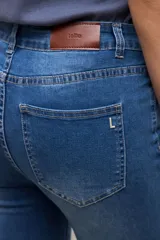 Jean capri de corte ajustado y tiro medio, en tono azul medio, con dobladillo vuelto en los bajos y bolsillos clásicos.