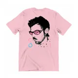 Remera de algodón color rosa con estampado gráfico central que presenta un retrato en blanco y negro de Harry Styles con lentes de sol rosados y detalles tipográficos en tonos rosa y azul.