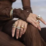 Esclava rígida de diseño artesanal con textura irregular y acabado metálico, ideal para uso diario.