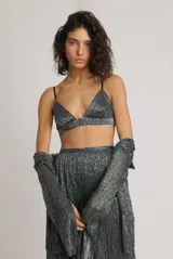 Sujetador de tejido plisado con sujetador metalizado de múltiples lunares con cierre de hebilla frontal.