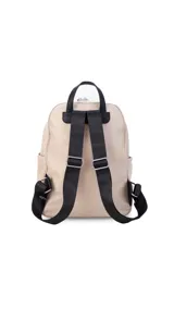 Mochila de nylon color verde oliva, con cierre principal y dos bolsillos frontales con cierre. Tiene correas de hombro ajustables en color negro y asa superior de agarre.