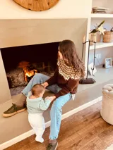 Sweater de lana color chocolate con guarda pampa tostada en el canesú, tejido a mano.