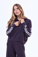 Buzo de felpa color marrón con medio cierre frontal, cuello alto y mangas largas con dos franjas blancas laterales.