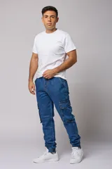 Pantalón jean de corte jogger con bolsillos cargo laterales y puños elásticos en los tobillos.
