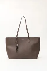 Cartera tipo tote de diseño minimalista y estructura flexible, confeccionada en material sintético con acabado mate. Cuenta con asas largas para llevar al hombro y un compartimento principal amplio.