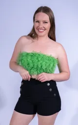 Top strapless de color verde manzana, confeccionado en tela de tul con diseño de volados en toda la superficie.