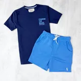 Short deportivo azul con cintura elástica y cordón ajustable.
